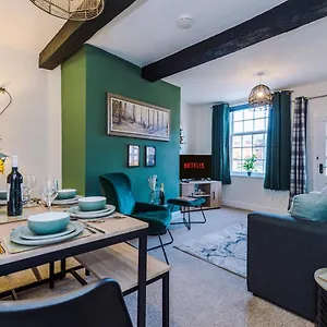  Holiday home Charming House: Cozy Retreat For Couples & Business